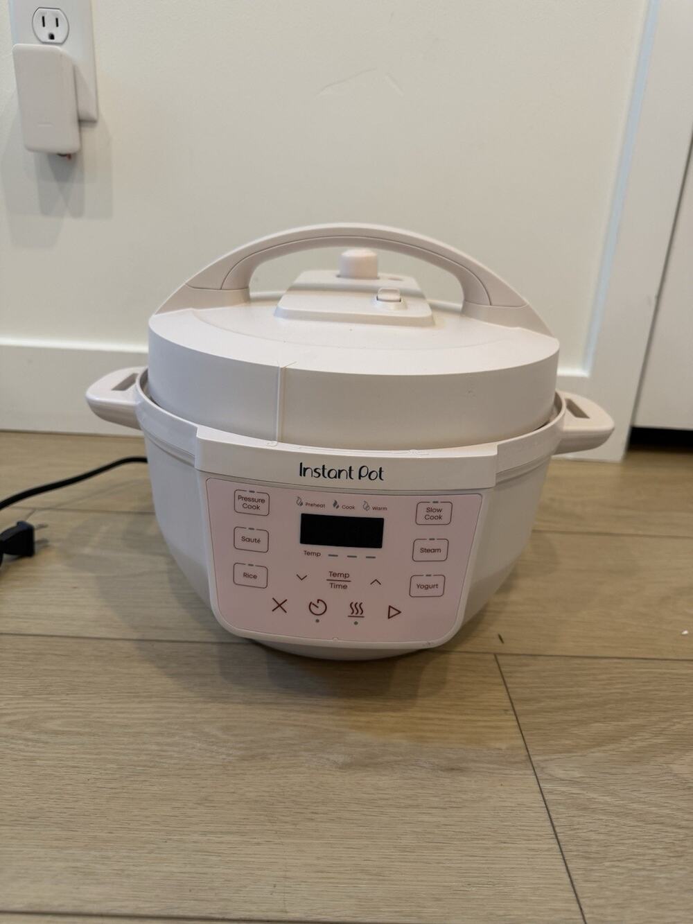 Compact 4QT Multi-Cooker, Pressure Cooker, Slow Cooker White Instant Pot